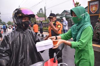 Kodim dan Persit serta Basarnas Bagi Takjil